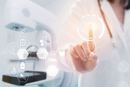 Medico con stetoscopio che indica l'ologramma dell'icona digitale dei dati in sala operatoria con sistema radiografico
